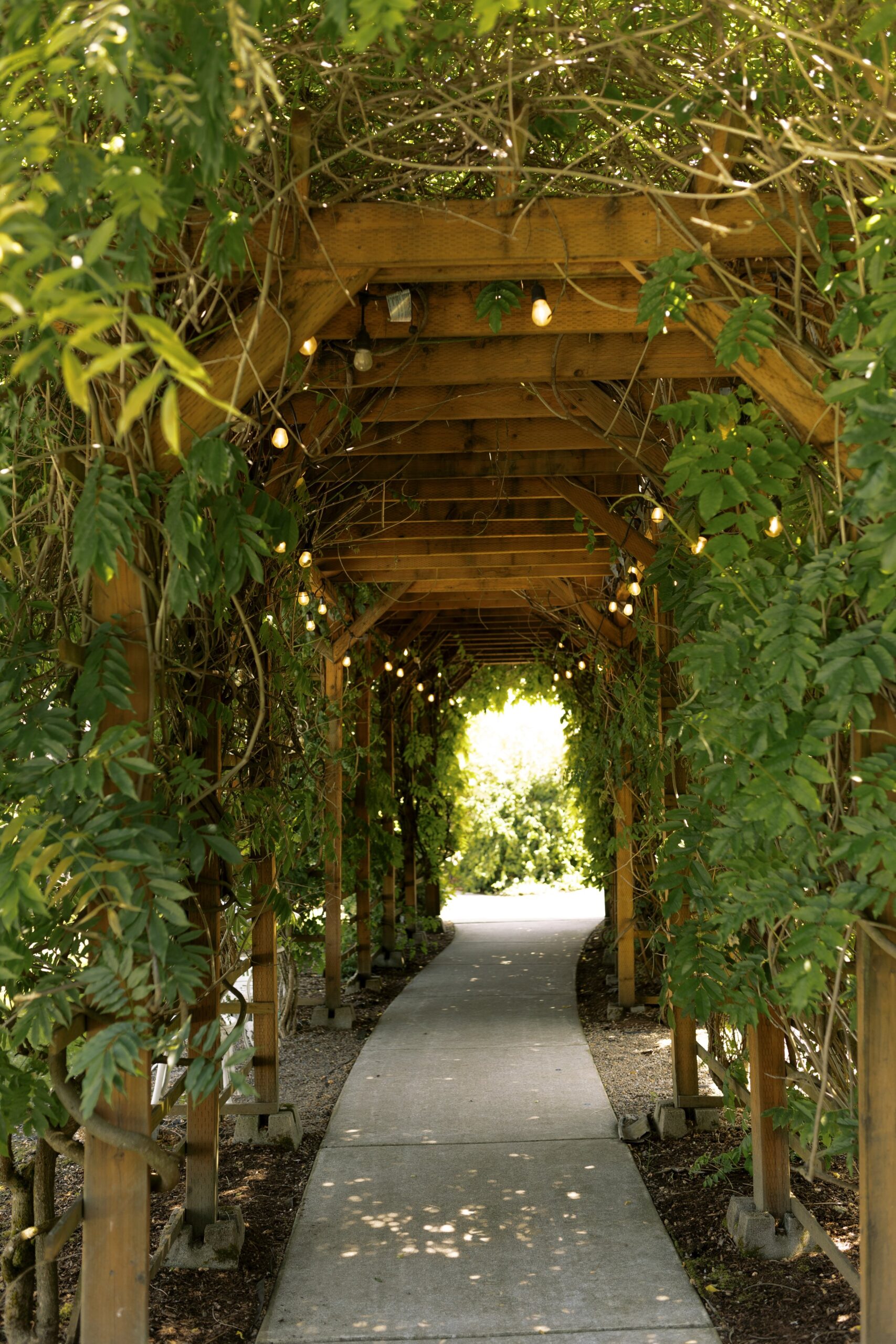 pathway to garden at wedding venue, wedding venues in Oregon, Oregon wedding photographer