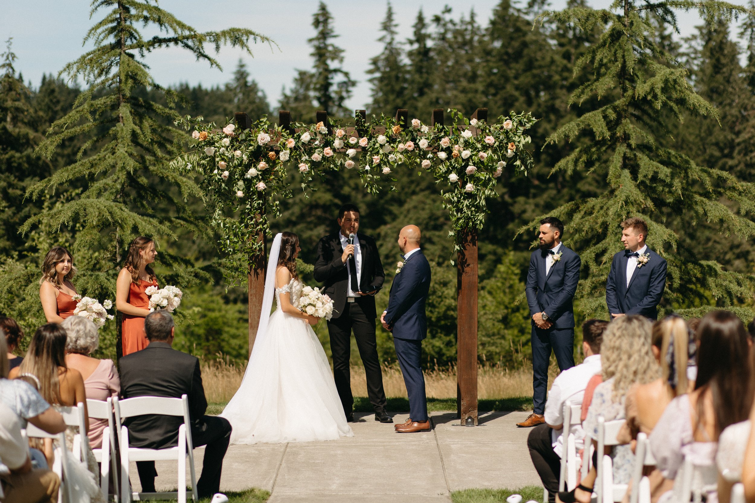 wedding ceremony with wedding alter at Oregon Wedding venue, wedding photographer in Oregon