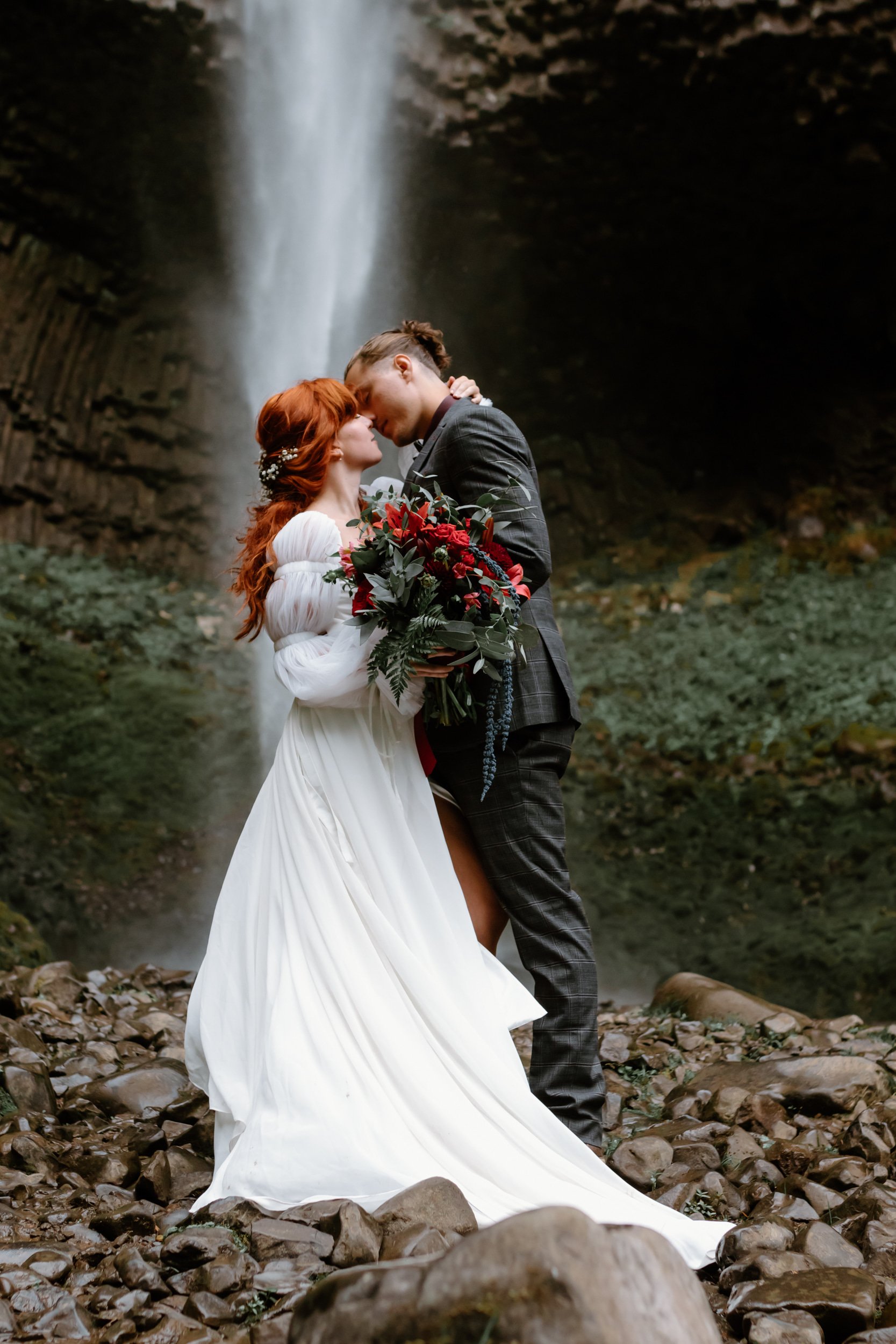 Bride and Groom kissing at Oregon elopement