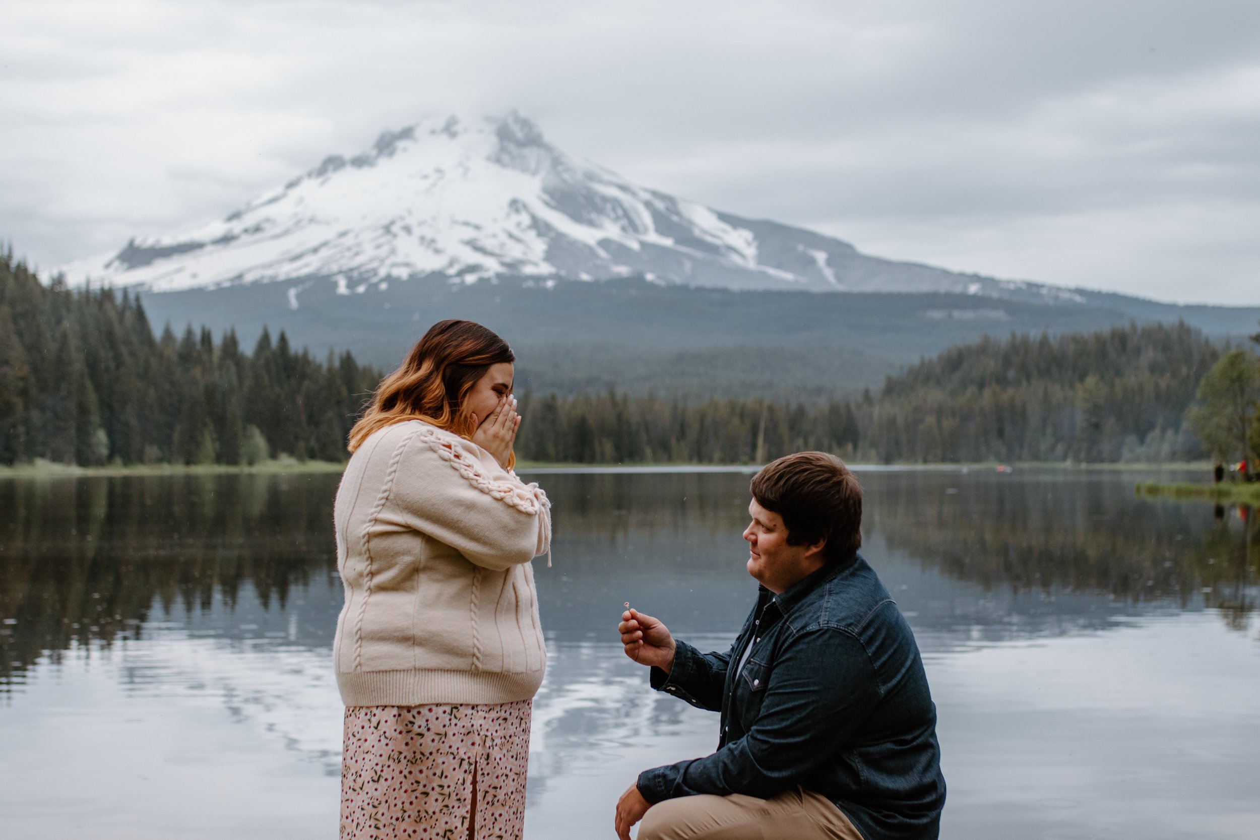 man proposing to woman near river in Oregon, engagement photographers in Oregon