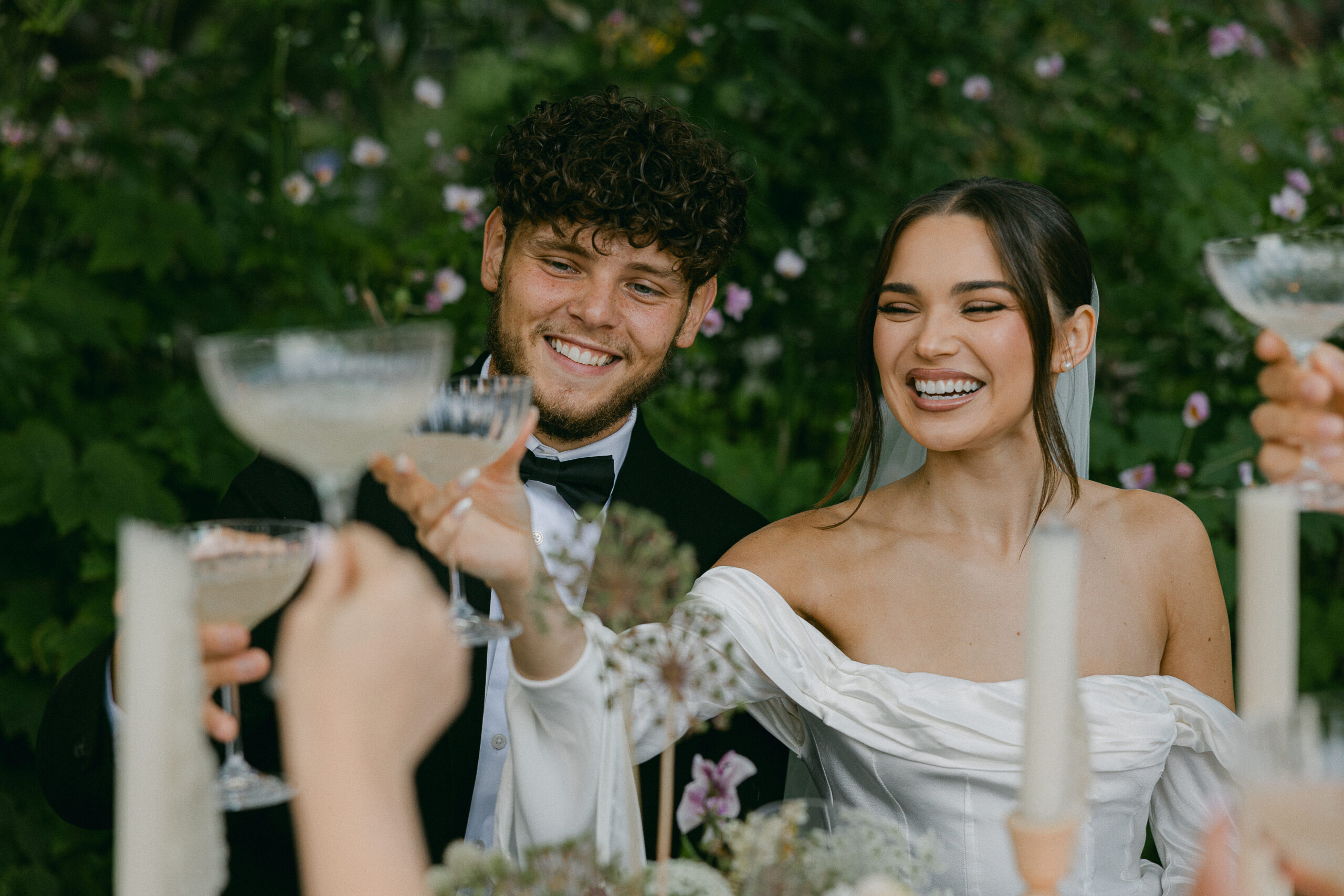 couple cheersing at garden party dinner